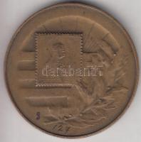 1909. "Első Országos Bélyegkiállítás Budapest 1909. III.7.-III.14." Br emlékérem (45mm) T:...