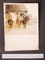 1943 Magyar katona fényképalbuma az orosz front eseményeiről, összesen 169 számozott és képaláírássa...