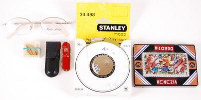 Bolha tétel: Sophia Loren szemüveg keret, hiányos mini svájci bicska, toll hegyek (5db), Ricordo mozaik üvegdísztárgy, mérőszalag