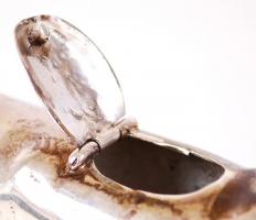 Judaika kegytárgy: Ezüst (Ag.) tehén alakú méztartó, méh díszítéssel a fedőnyitón, jelzés nélkül, h:...