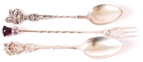 Ezüst (Ag.) mini díszvilla és két díszkanál, jelzettek, bruttó:25 g / Silver spoons and frok