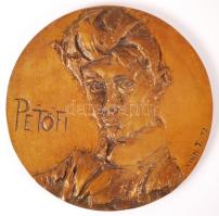 Vigh Tamás (1926-2010): Petőfi Sándor egyoldalas plakett, bronz, jelzett, díszdobozban, d:11,5 cm