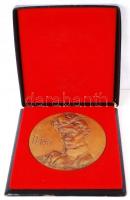 Vigh Tamás (1926-2010): Petőfi Sándor egyoldalas plakett, bronz, jelzett, díszdobozban, d:11,5 cm