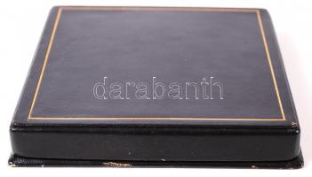 Vigh Tamás (1926-2010): Petőfi Sándor egyoldalas plakett, bronz, jelzett, díszdobozban, d:11,5 cm