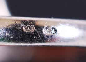 Modern ezüst (Ag.) gyűrű, jelzett, apró üveg berakással, bruttó: 4 g