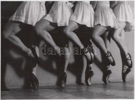 Szendrő István (1908-2000): Táncos lábak. Vintage alkotás, 18×24 cm