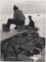 Tokaji András (1910-1981): Horgász a Balatonon. Vintage alkotás, 24×18 cm