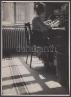 Kinszki Imre (1901-1945): Irodában (1931). Vintage alkotás, pecséttel, 17×22 cm