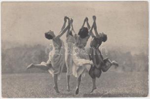 cca 1930 Szentpál Olga iskolájának tagjai- szabadtéri mozgásművészeti kompozíció, fotóképeslap, 9×13 cm