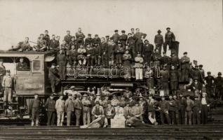 1930 Zólyom, vasúti dolgozók / CSD employees, locomotive, group photo