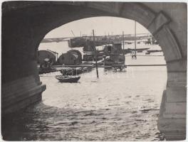 Cca 1920 Kerny István (1879-1963): Halászbárkák Szegeden. Vintage fotó, 18x24 cm.