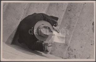 1935 Kinszki Imre (1901-1945): Dunaparton. Vintage fotó, aláírt, 18x11,5cm