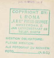 cca 1933 Kinszki Imre (1901-1945): Bolgár kertészek Zuglóban. Vintage fotó, hátoldalán szerzői pecsé...