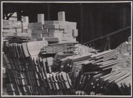 cca 1930-35 Kinszki Imre (1901-1945): Baumaterial. Vintage fotó építőanyagokról, hátoldalán szerzői pecséttel jelzett, aláírt, 12,5x17,5cm