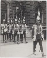 1943 Kerny István (1879-1963): Koronaőrök őrségváltása. Vintage fotó, hátoldalán szerzői pecséttel jelzett, 22x18cm