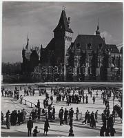 cca 1940 Dulovits Jenő (1903-1972): Jégpálya. Vintage fotó, hátoldalán szerzői pecséttel, szignóval, publikálva, 19x17,5cm