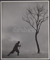 1944 Csík Ferenc (1894-1984): Kivándorló. Vintage fotó, hátoldalán szerzői pecséttel, 21x17,5cm