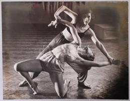 1932 Marsowszky Elemérné ADA: Mozgásművészek, vintage alkotás, kartonra kasírozva /  1932 Art of motion vintage photo on cartboard 18x24 cm
