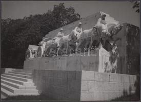 1938 Vadas Ernő (1899-1962): Tüzérek emlékműve, vintage alkotás /  1938 Monument of the artillery. Vintage photo 18x24 cm