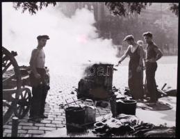 1940 Reich Péter Cornel: Aszfaltozók, vintage alkotás. Pecséttel jelzett /  1940 Road workers. Vintage photo 24x30 cm