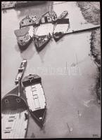 1930 Kerny István (1879-1963): Bárkák a Tiszán, vintage alkotás, kasírozva, pecséttel jelzett / Barks on the Tisa, vintage photo, on cartboard 37x27 cm