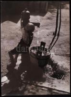 1930 Pöltinger Gusztáv: Kútnál, jelzés nélküli vintage fotóművészeti alkotás a szerző hagyatékából, 35x29 cm