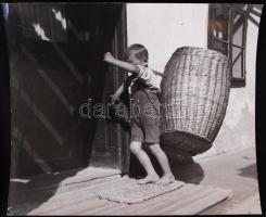 1935 Pöltinger Gusztáv: Kosárral, vintage alkotás. /  1935 With basket. Vintage photo 29x35 cm