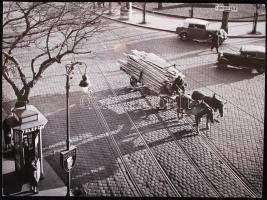 1935 Osoha László: Utcarészlet, vintage alkotás. Pecséttel jelzett. (sarok kissé sérült) / 1935 Street life. Vintage photo. (small dog-ear) 29x35 cm