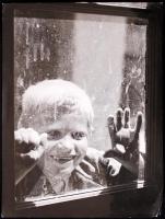 1938 Osoha László: Huckleberry Finn, pecséttel jelzett vintage fotóművészeti alkotás, kiállítási emlékjegyekkel, sarkán törésvonal, 38x28,5 cm