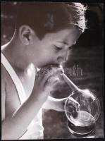 1940 Osoha László: Buborékfújó, vintage alkotás. Pecséttel jelzett. /  1940: Bubble-blower. Vintage photo 37x28 cm
