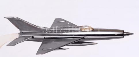 Fém Mig-21-es makett plexi talapzaton. A Pestvidék  Gépgyár fennállásának 25. éves jubileumára, a Kr...