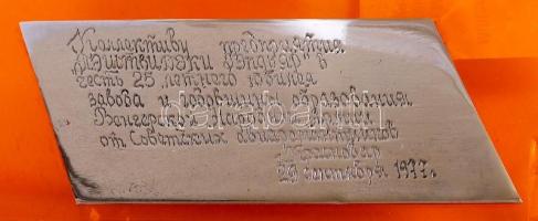 Fém Mig-21-es makett plexi talapzaton. A Pestvidék  Gépgyár fennállásának 25. éves jubileumára, a Kr...