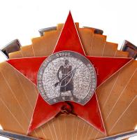 Fém helikopter és vörös csillag makett. A Kalocsán állomásozott szovjet Vörös Csillag Érdemrenddel k...