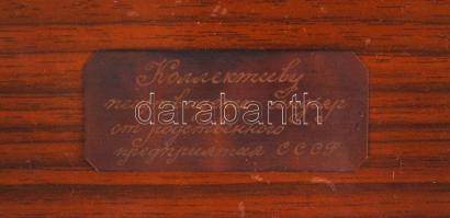 Fém helikopter és vörös csillag makett. A Kalocsán állomásozott szovjet Vörös Csillag Érdemrenddel k...