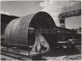 Cca 1950 Botta Ferenc (1919-1968) fotóriporter: Szocreál kép a Ganz egyik üzeméből. Vintage alkotás, 18x24 cm