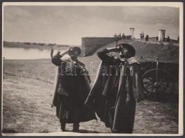 1920-30 Kerny István (1897-1963) fotográfus: Hortobágyi csikósok, akik áldomást isznak. Vintage fotóművészeti alk., feliratozott, pecsételt. 24x18 cm