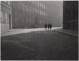 Cca 1940 Vadas Ernő (1899-1962) fotóművész: Kihalt utcán. Vintage alkotás, aláírással, szerzői pecséttel, 18x24 cm