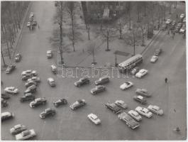 Cca 1950 Vadas Jolán (1910-1978) fotóművész: Forgalom. Vintage alk., aláírással, 18x24 cm