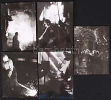 Cca 1970 Zsigri Oszkár: 5db Szocreál szociofotó: Sorozat egy kohóból. Vintage fotók, 24x18 cm