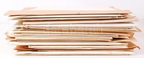 1950-1990 513 darabos sajtófotó tétel, megszűnt lapok archívumából; 372 kfl méretű papírkép, 145 szí...