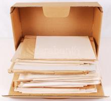 1950-1990 513 darabos sajtófotó tétel, megszűnt lapok archívumából; 372 kfl méretű papírkép, 145 szí...