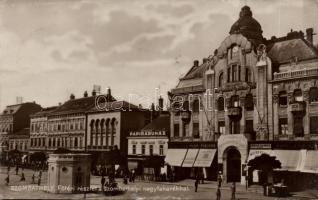 Szombathely Fő tér, takarékpénzár, Dukesz papíráruháza, Weisz Vilmos cipész üzlete, Marton csipkeruházati boltja, Deutsch Gyula, Hirschler és Fischer üzletei