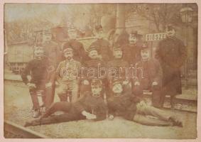 cca 1900 Diószeg vasútállomás a vasutasokkal fotó üvegezett keretben 
1900 Sladkovicovo railway stat...