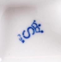 Jelzett kelet-német porcelán szarvas figura, jobb oldalán apró kopással. 21x25 cm