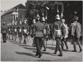 1939 Járai Rudolf (1913-1993): Szent István napján. Koronaőrök és huszárok vonulnak a Budai Várban. Vintage fotó, hátoldalán szerzői pecséttel és aláírással jelzett, 18x24cm