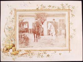 Cca 1910 Lovas csendőrök egy tanyaudvaron. Díszes kartonra kasírozva, 29x38 cm