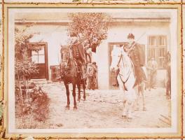 Cca 1910 Lovas csendőrök egy tanyaudvaron. Díszes kartonra kasírozva, 29x38 cm