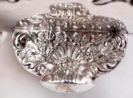 Antik ezüst (Ag.) kínáló, gazdagon díszített, jelzett (Bécs 1837, 13 lat.), mesterjellel (STM), igén...