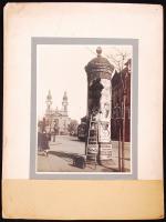 Cca 1930 Vámos Tibor: Egy új színdarab. Vintage fotó, aláírva, feliratozva, kiállításra utaló jelzéssel, paszpartuval kartonra ragasztva, 40x30 cm