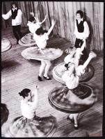 Cca 1970 Gebhardt György (1910 - 1993) fotóművész: Táncpróbán. Vintage kópia, hátul aláírva, 30x40 cm